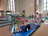 Roller und Skateboards im Kirchenraum