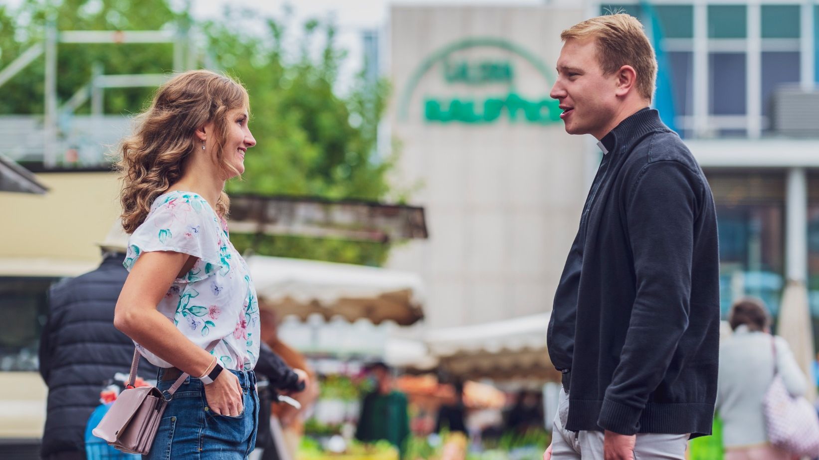Gespräch auf dem Marktplatz in Hanau (Foto: Citypastoral Hanau)